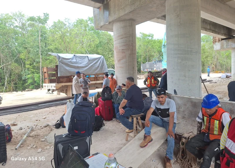 Personal de obra en el frente del viaducto elevado · Tren Maya